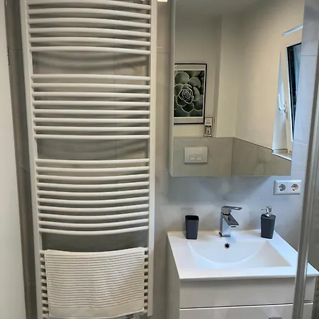 Modernes Mit Grosser Terrasse & Parkplatz *