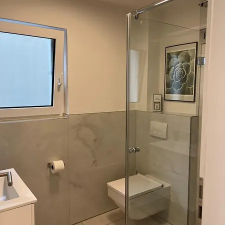 Modernes Mit Grosser Terrasse & Parkplatz